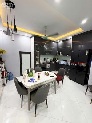 Hiếm, bán nhà Lạc Long Quân ngõ nông, gần ô tô, 46m² 5 tầng giá 9.8 tỷ