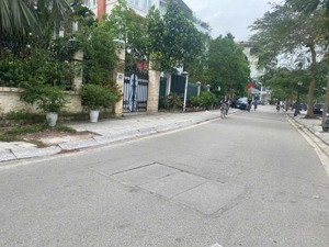 bán toà nhà mặt phố đê la thành view hồ ngọc khánh 8 tầng 90m2 giá 80 tỷ