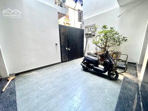 bán biệt thư mi ni hiện đại , 6 tầng thang máy.cách mặt phố hơn 10 m.