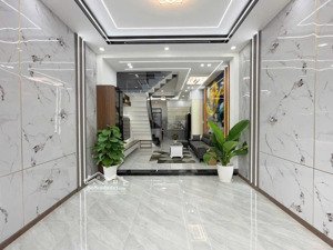 nhà mới 3 tầng hxh linh đông vào ở ngay, dt 100m2, shr, hoàn công giá 6.8tỷ.