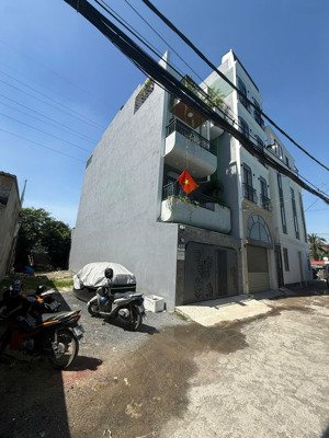 bán đất ngay phạm văn đồng dt 140m ,nở hậu, đường thông