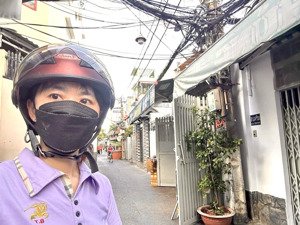 bàn nhà mt, ngang 4.8m, đ.tôn thất thuyết, xe 16 chỗ đậu cửa thông ra xóm chiếu, nguyễn tất thành.