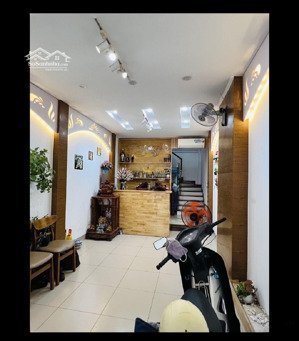 nhà cuối đường bà triệu, dân xây, ô tô tránh, ngủ trong nhà.
diện tích 42m, nhà 5 tầng.
sổ đẹp.