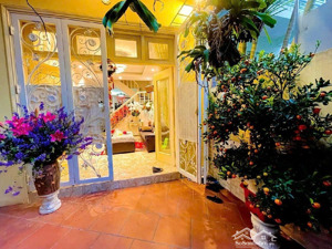 1 nhà ra phố, ngõ to, oto vào nhà, nhà cũ, chủ xác định bán đất tặng nhà 