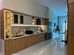 chủ cần tiền bán lỗ căn nhà mới giữa 2 ông lớn sungroup và vingroup