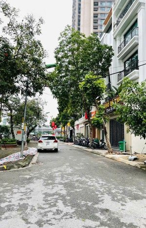 b.án nhà trịnh văn bô từ liêm, phân lô ô tô kinh doanh. 100m2 5 tầng 18.5 tỷ