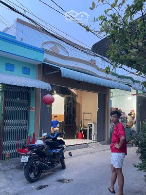 bán nhà thị trấn cần thạnh cách dự án vinhomes 1km giá 5ty ,87m2 sổ riêng thổ cư