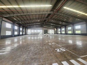 cho thuê xưởng trong kcn bến cát bình dương. dt đất: 10000m2 dt xưởng: 7000m2 giá thuê: 92k/m2