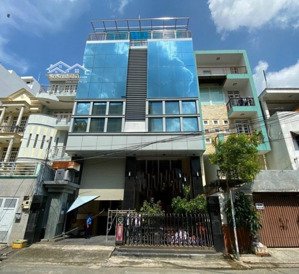 tòa nhà văn phòng mt hồng hà ngay sân bay. dt: 9x22m. hầm trệt 5 lầu. sàn trống suốt rộng