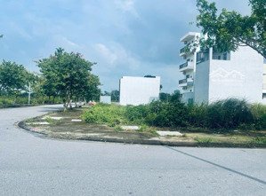 bán lô góc ngã tư đường 26m và đường 10m5 đối diện trường tiểu học gần trường đại học fpt