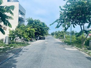 bán lô fpt 104m2 ngang 6m hướng nam trục thông giá tốt nhất