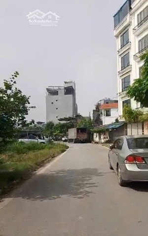 nhà phân lô - vỉa hè - ô tô tránh nhau. dt 33m2