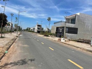 cần tiền cho con đi mỹ bán gấp lô 250m2-giá chỉ 3,5tỷ -gần chợ dân đông,sổ sẵn,gần kcn,gần sân bay