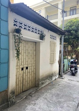 bán nhà cấp 4 phố minh khai. ngõ thông rộng 3m. lô góc 2 thoáng. sổ đỏ nở hậu. gần phố