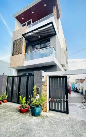 chỉ hơn 8 tỷ !! nhà 3 tầng - 130m2 ngang 8m - hẻm xe hơi - ngay tô ngọc vân