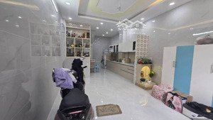 nhà xây mới 100% vào chie việc ở chủ tặng nội thất cao cấp hẻm xe tải né nhau