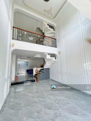 nhà phố liền kề 1trệt 3lầu tổng dt sử dụng 180m2 đường oto có vỉa hè,ngaychợ hiệp bình giá chỉ 7,9t