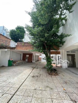 diện tích sàn 2000m2 nằm ngay mặt tiền phạm ngọc thạch, quận 3