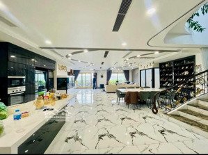 nhà phố nguyễn văn cừ, dt 135m2 * mt 8m * thiết kế thang máy gara nhiều oto, gần sát mặt phố