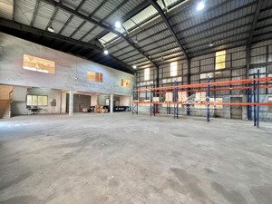 tôi còn ô kho kcn đài tư cần cho thuê dt 665m2,có diện tích văn phòng, kho cao 10m,đẹp giá 138k/m2