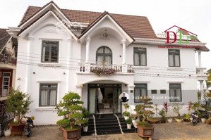 bán biệt thự kqh lý nam đế đà lạt 2 mặt tiền đường nhựa, sân vườn rộng, đậu 20 xe, giá chỉ 23 tỷ
