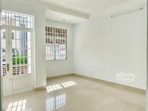 cho thuê văn phòng 339m2, 4 lầu 5 phòng tại trung tâm thủ dầu một