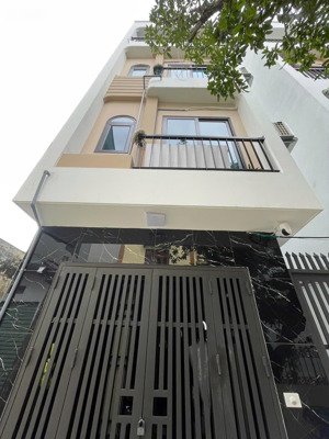 5 tỷ nhà 5 tầng siêu đẹp phố liên mạc ,trung tâm bắc từ liêm ,ô tô đỗ cổng ,cạnh nhà văn hoá