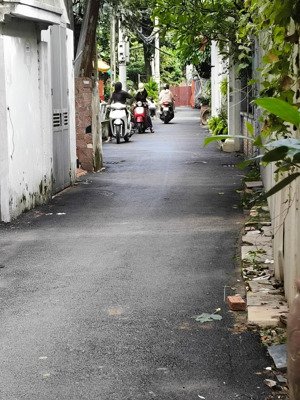 võng thị- trích sài, bán đất tặng nhà 3 tầng, mt 8m lô góc, 30m ra oto. 60m ra mp. ngõ rộng.