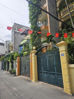 chính chủ cần bán gấp căn nhà đường hoàng quốc việt. thiết kế đẹp, mới xây 5 tầng, có thang máy