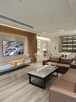 bán căn 123m, 3 ngủ 2wc toà e ciputra view công viên full nội thất xịn và mới tinh chưa sử dụng