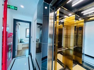 bán nhà nguyễn đình hoàn 82m2, 8 tầng, thang máy, 36 phòng, 50m ra mặt phố.