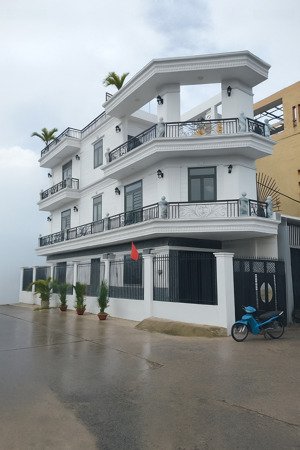 căn góc 3 tầng, còn mới 98%, dt 81m2 - nội thất có đủ - dọn vào ở ngay - giá cực tốt