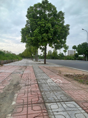 lô góc đất đấu giá cự khối, long biên. sẵn sổ, chỉ ko đến 300tr/m2