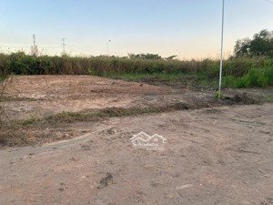 đất đườing đôi 50m, giá: 4.9ty, dt: 5x21m, trục đường bắc nam, khu 28 ha, đường lê thị tám