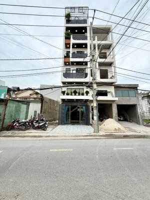 nhà mặt tiền có thang máy, đường tx 25, dt:4.2x25m, lửng, 4lầu, 7vs, gara ôtô, 4pn, p.thờ, s.thượng