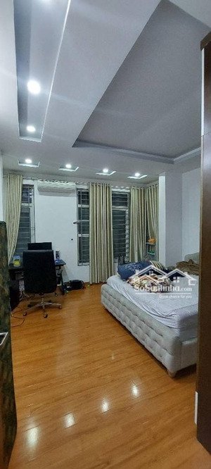 nhà gần đường lớn, gần các trường đại học lớn, bệnh viện lớn giao thông thuận tiện.