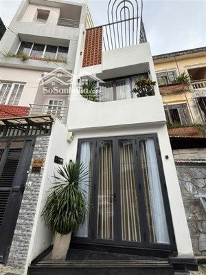 thiết kế theo kiểu nhật, 3.9m ngang, 32m2, 3tầng, 3pn3wc. sân thượng, bancông, sân để xe. nhà chuẩn