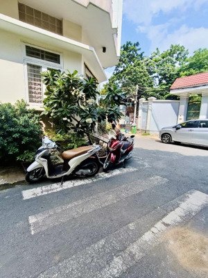 lý phục man - lô góc 2 mt - đường nhựa 6m thông - ngang 6m - khu biệt thự dân trí cao