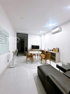 mặt tiền phường 4 q8 5 lầu có thang máy dt 104m2 giá chỉ nhỉnh 18ty