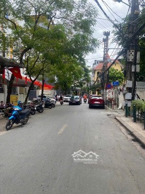 lõi tây hồ 7.95 tỷ 5t mt 5.5m lô góc nở hậu oto cach 20m . 150 đi bộ thể dục hồ tây quanh năm