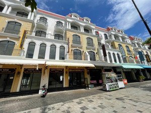 16tr/ tháng . cho thuê cặp shop hai mặt tiền khu indochine - grand world . lh : 