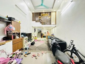 nhà đại mỗ 4 tầng 40m, mặt tiền 4m, hình thửa cân đối. dân xây, lệch tầng 3 ngủ. cầu thang giữa.