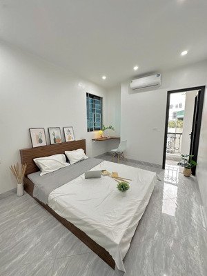 cho thuê chdv 1 pn- 1pk ở 81 trung kính rộng 45m2 , ban công thoáng sáng