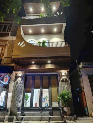 bán nhà nha trang gần biển, đường thông oto 8m, sổ hồng hoàn công. homestay 6pn có thang máy 9,4tỷ
