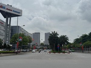 vip vip vip -- lô góc -- thang máy -- chân chung cư -- đối diện metro -- trung tâm lõi phường hđ