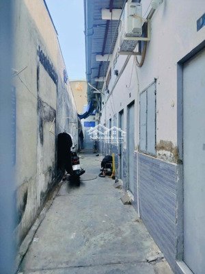 bán dãy trọ 9 phòng ngay cầu vượt sóng thần chỉ 5,1 tỷ dt 134m (6 x 22m) = 37tr/1m2 - sổ hồng