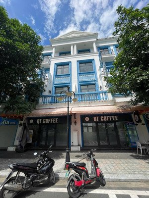 26tr/ tháng. cho thuê cặp shop thông khu qt - grand world. lh: 