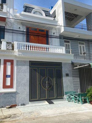 bán nhà 1 trệt 1 lầu siêu đẹp sổ hồng riêng mỹ hạnh nam, đức hòa, long an giá chỉ nhỉnh 2ty