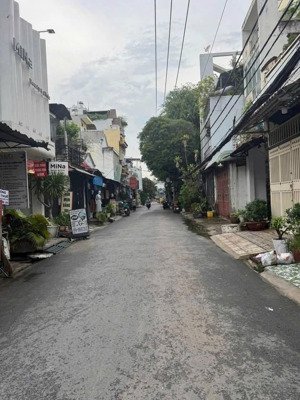 chính chủ. nhà 1 trệt 2 lầu sân thượng. hẻm 1 xẹt . xe tải lê hoàng phái gv . dt 4 x 18 . giá 8.5