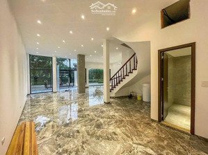 cho thuê gấpnhà mặt phố từ hoa phù hợp làm văn phòng spa trung tâm 5 tầng có thang máy